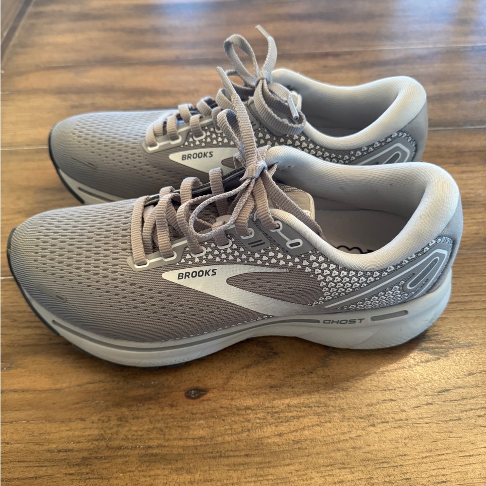 - Brook’s Ghost 14 women’s Lt. gray sneakers sz 8
